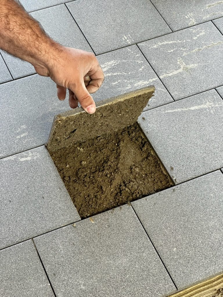 Personenhand öffnet den Boden