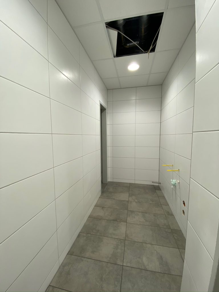 weißer Raum mit dem strahlenden Licht