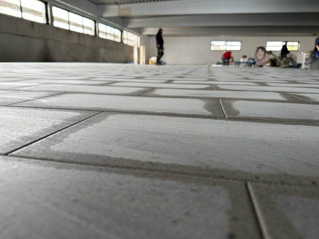 ein Boden und blaurote Menschen