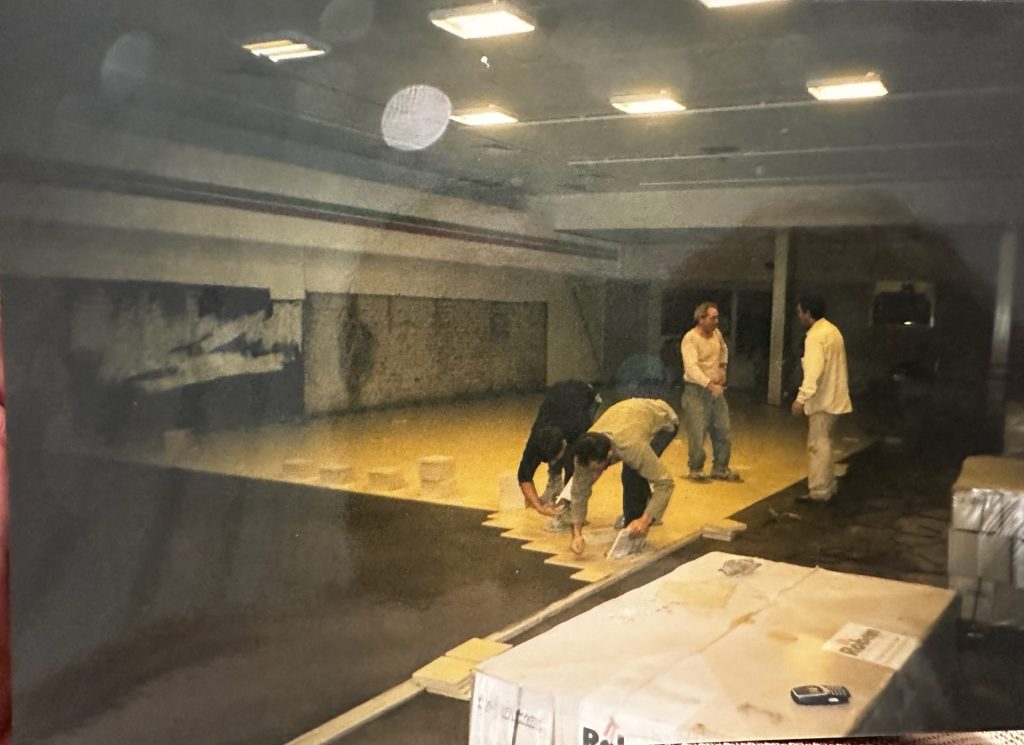 Die Person arbeitet auf einer Etage