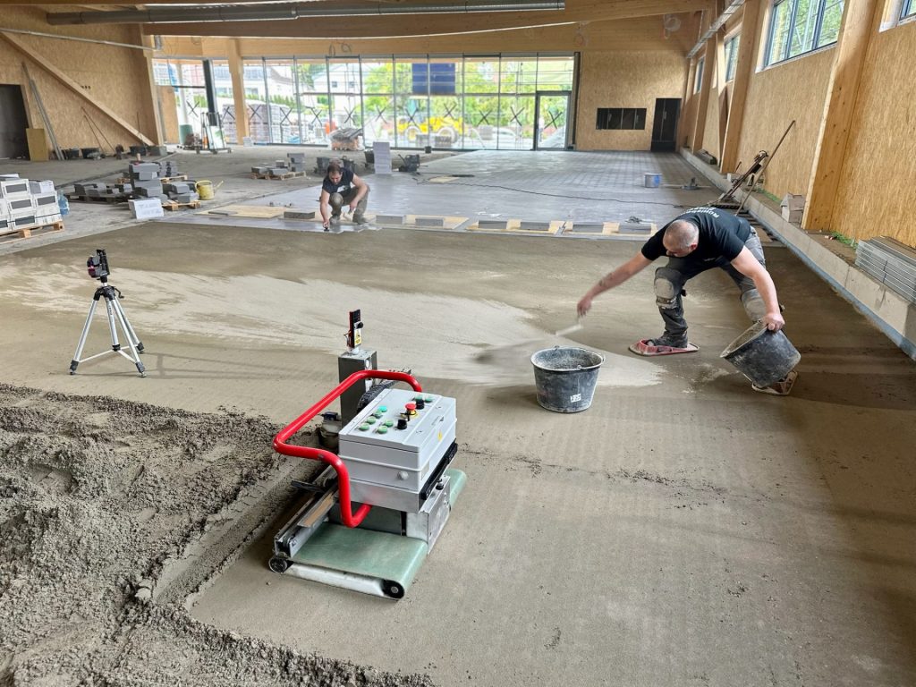 Person, die den Boden reinigt