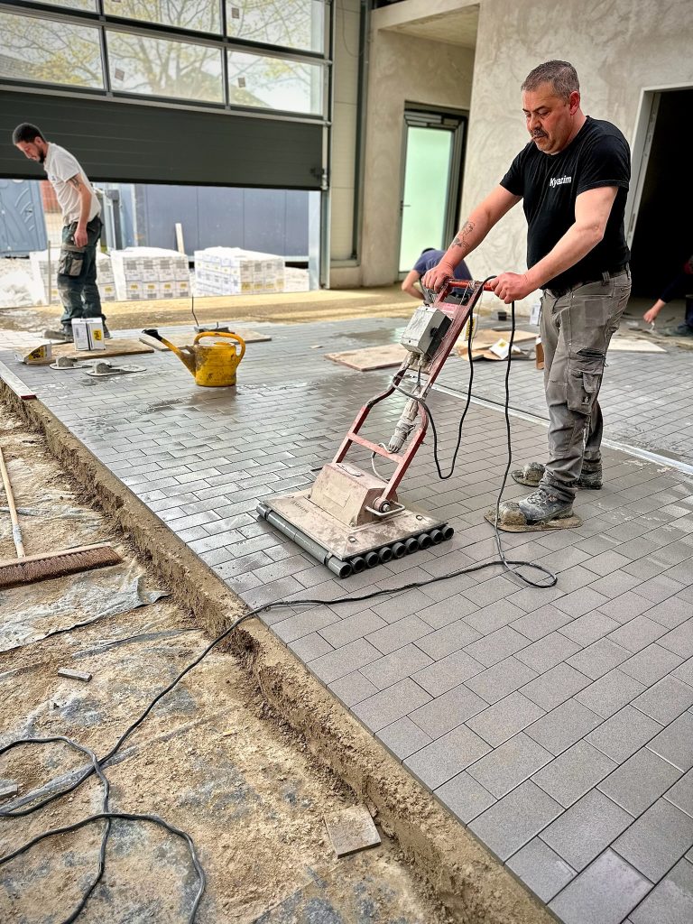 Zwei Personen arbeiten auf der Baustelle.