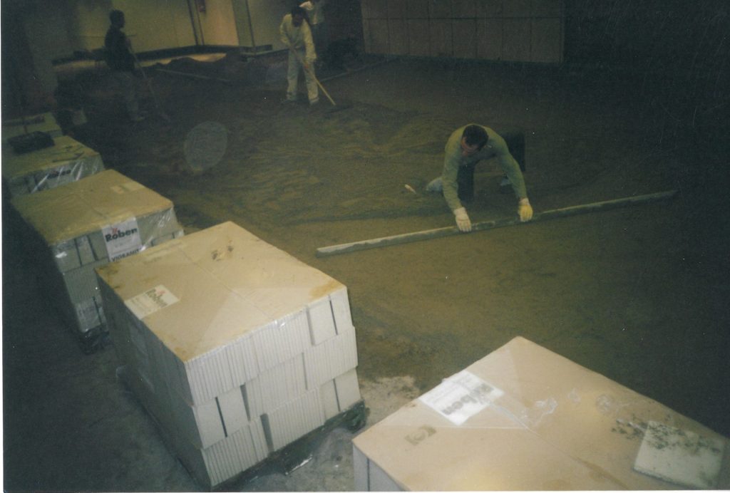 3 Männer arbeiten am Boden mit Erde