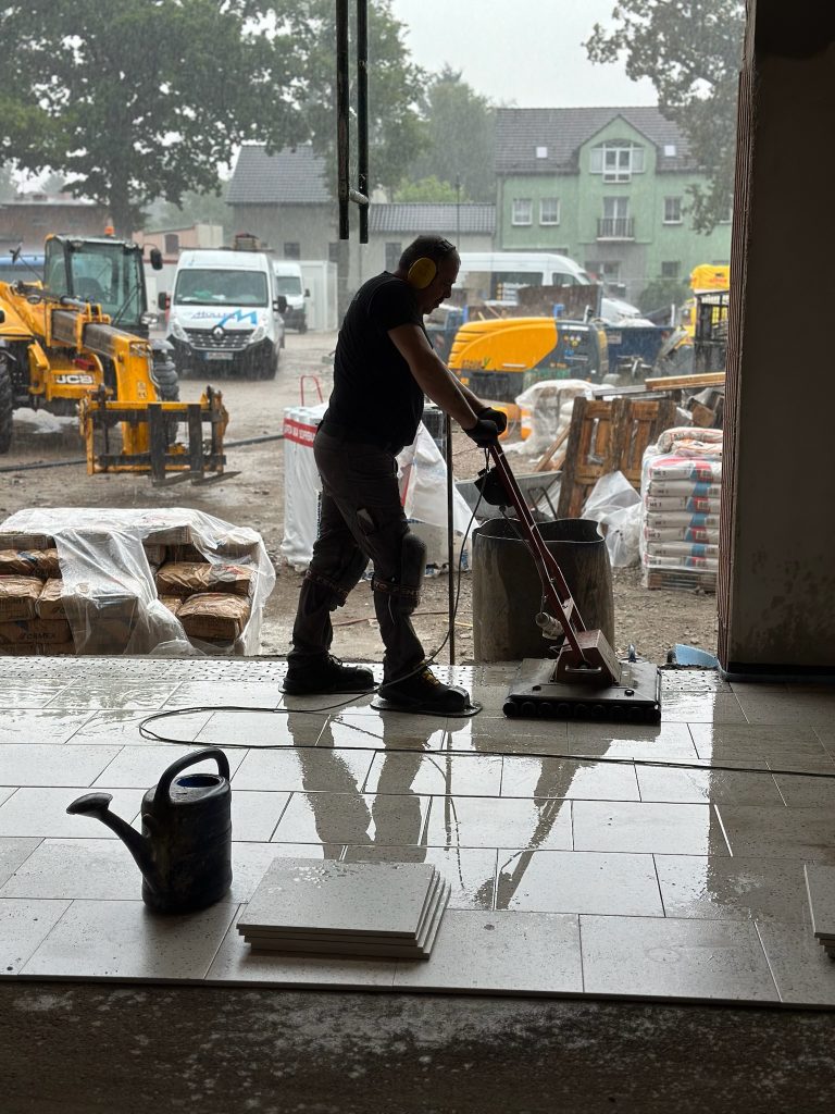 Ein Mann reinigt den Boden mit einer Reinigungsmaschine.
